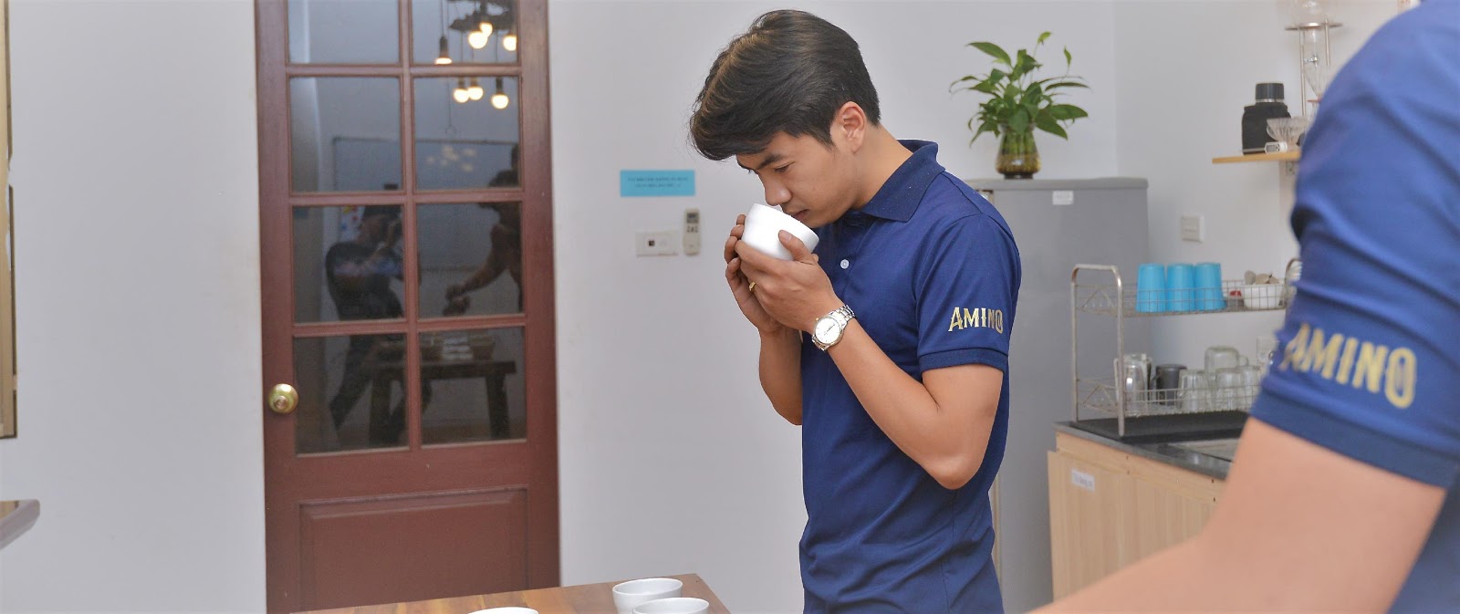 Cupping thử nếm theo quy định quốc tế để loại bỏ sản phẩm kém chất lượng