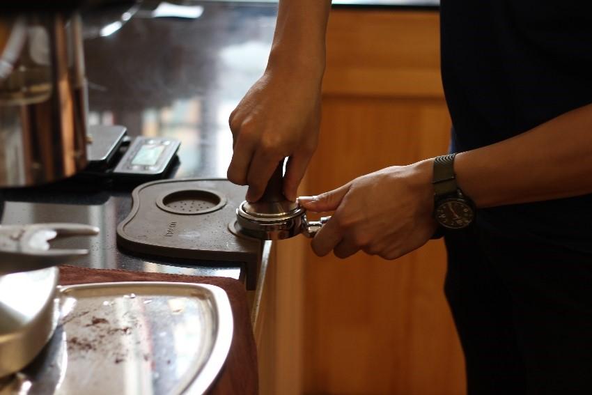 Điều chỉnh cỡ xay cho đến khi có được tốc độ chảy phù hợp